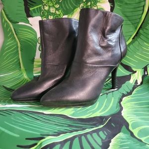 TAHARI Heeles Booties